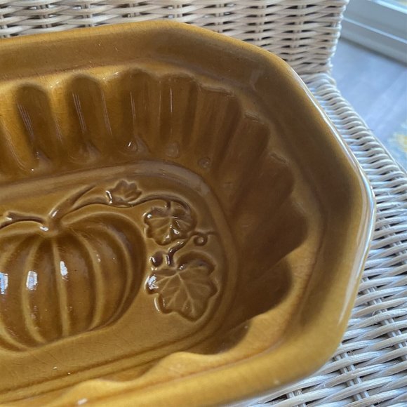 CRATE & BARREL STONEWARE CRANBERRY MOLD THANKSGIVING PUMPKIN FALL HALLOWEEN - Picture 4 of 9